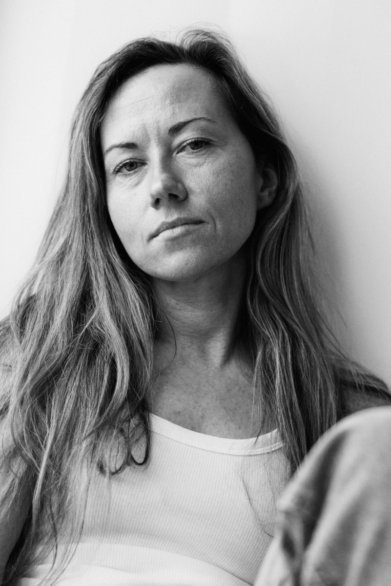 Mustvalge naiselik pilt fotostuudios